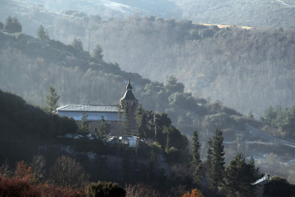 Las vistas de los Montes Aquilianos desde el mirador de Lombillo son impresionantes. Abajo serpentean viñas y los tejados de pizarra salpican parte de la escena. Un paseo por sus calles también merece la pena, entre casas de ascendencia nobiliaria, corred