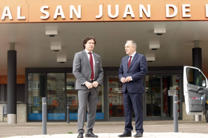 Manel del Castillo y Juan Francisco Seco, frente al Hospital San Juan de Dios de León. RAMIRO