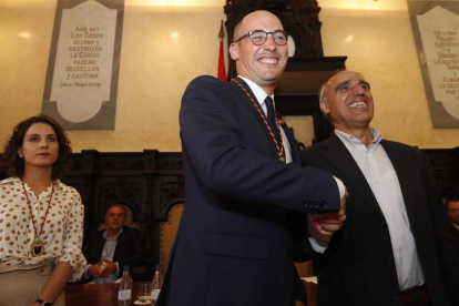 José María Jáñez (IU) y Juan José Alonso Perandones (PSOE) se saludan en la sesión de investidura que cerró su pacto de gobierno. JESÚS