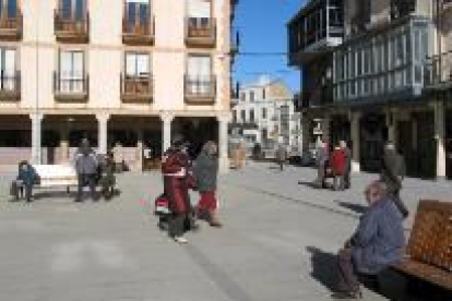 Un grupo de ciudadanos pasea y conversa en la plaza Mayor de Astorga
