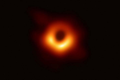 Fotografía facilitada por el CSIC de la primera imagen obtenida de un agujero negro, un misterio del Universo.