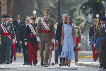El rey Felipe VI, acompañado por la reina Letizia, a su llegada para presidr la ceremonia oficial en la que la princesa de Asturias, Leonor, ha jurado bandera con el resto de los cadetes de su curso, este sábado en la Academia General Militar de Zaragoza. EFE / JAVIER CEBOLLADA