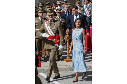 El rey Felipe VI, acompañado por la reina Letizia, a su llegada para presidr la ceremonia oficial en la que la princesa de Asturias, Leonor, ha jurado bandera con el resto de los cadetes de su curso, este sábado en la Academia General Militar de Zaragoza.EFE / JAVIER CEBOLLADA