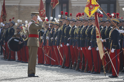 El rey Felipe VI se cuadra delante de la bandera durante la ceremonia oficial en la que la princesa de Asturias, Leonor, ha jurado bandera. EFE / JAVIER CEBOLLADA.