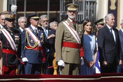 El rey Felipe VI se cuadra delante de la bandera durante la ceremonia oficial en la que la princesa de Asturias, Leonor, ha jurado bandera. EFE / JAVIER CEBOLLADA.