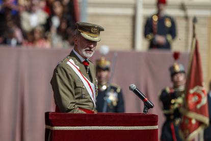El rey Felipe VI pronuncia un discurso durante la ceremonia. EFE / JAVIER CEBOLLADA