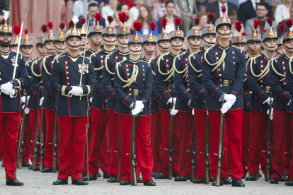 La princesa de Asturias desfila antes de jurar bandera con el resto de los cadetes de su curso. EFE / JAVIER CEBOLLADA.