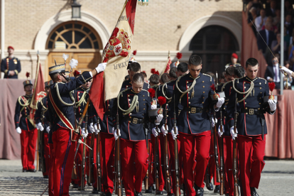 ZARAGOZA, 07/10/2023.- La princesa de Asturias, Leonor de Borbón, desfila bajo la bandera después de jurar la misma con el resto de los cadetes de su curso en una ceremonia oficial celebrada en la Academia Militar de Zaragoza este sábado y presidida por su padre, el rey Felipe VI. EFE/Javier Cebollada