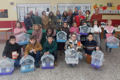 Los ganadores del concurso ornitológico con los niños premiados del concurso de dibujo.