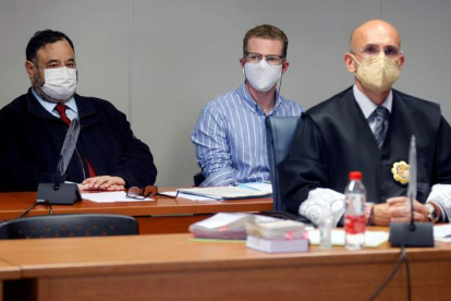 El padre de los pequeños asesinados junto a su abogado durante el juicio en Valencia. KAI FÖRSTERLING