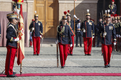 La princesa de Asturias, Leonor de Borbón, desfila antes de jurar bandera en una ceremonia oficial celebrada en la Academia Militar de Zaragoza este sábado presidida por su padre, el rey Felipe VI, y junto al resto de los cadetes de su curso. EFE/Javier Cebollada