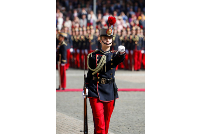 La princesa de Asturias, Leonor de Borbón, desfila antes de jurar bandera con el resto de los cadetes de su curso en una ceremonia oficial celebrada en la Academia Militar de Zaragoza este sábado y presidida por su padre, el rey Felipe VI. EFE/Javier Cebollada