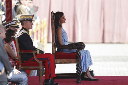La reina Letizia asiste a la ceremonia oficial en la que la princesa de Asturias, Leonor, ha jurado bandera con el resto de los cadetes de su curso, este sábado en la Academia General Militar de Zaragoza. EFE/Javier Cebollada