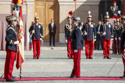 La princesa de Asturias, Leonor de Borbón, jura bandera en una ceremonia oficial celebrada en la Academia Militar de Zaragoza este sábado presidida por su padre, el rey Felipe VI, y junto al resto de los cadetes de su curso. EFE/Javier Cebollada