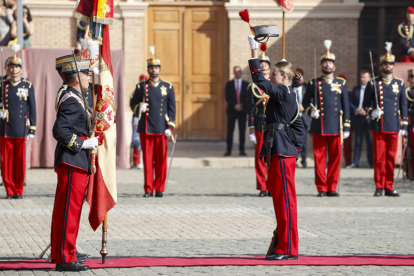 La princesa de Asturias, Leonor de Borbón, jura bandera en una ceremonia oficial celebrada en la Academia Militar de Zaragoza este sábado presidida por su padre, el rey Felipe VI, y junto al resto de los cadetes de su curso. EFE/Javier Cebollada