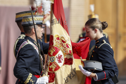 La princesa de Asturias, Leonor de Borbón, jura bandera en una ceremonia oficial celebrada en la Academia Militar de Zaragoza este sábado presidida por su padre, el rey Felipe VI, y junto al resto de los cadetes de su curso. EFE/Javier Cebollada