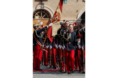 La princesa de Asturias, Leonor de Borbón, desfila bajo la bandera después de jurar la misma con el resto de los cadetes de su curso en una ceremonia oficial celebrada en la Academia Militar de Zaragoza este sábado y presidida por su padre, el rey Felipe VI. EFE/Javier Cebollada
