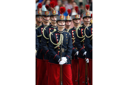 La princesa de Asturias, Leonor de Borbón, desfila antes de jurar bandera con el resto de los cadetes de su curso en una ceremonia oficial celebrada en la Academia Militar de Zaragoza este sábado y presidida por su padre, el rey Felipe VI. EFE/Javier Cebollada