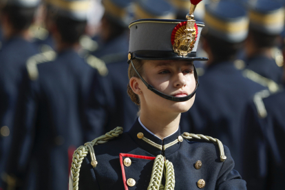 La princesa de Asturias, Leonor de Borbón, después de jurar bandera con el resto de los cadetes de su curso en una ceremonia oficial celebrada en la Academia Militar de Zaragoza este sábado y presidida por su padre, el rey Felipe VI. EFE/Javier Cebollada