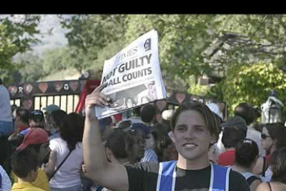 Todos los fans del cantante, que han estado a las puertas del tribunal de Santa María durante más de cuatro meses, celebraron el veredicto por todo lo alto.