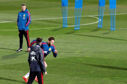 Luis Enrique presencia un entrenamiento en la concentración de la selección española.