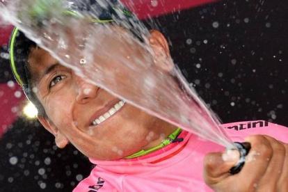 Quintana, de celebración, en el podio del Giro.