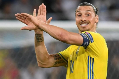 El delantero Zlatan Ibrahimovic en una acción con Suecia durante la pasada Eurocopa.