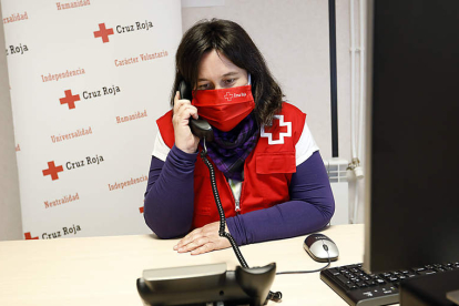 Ana Garcés es la responsable del programa de acompañamiento psicológico y social Cruz Roja Te Escucha. MARCIANO PÉREZ