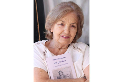 Esther de Paz con un ejemplar de su libro sobre Antoñanes. BENITO ORDÓÑEZ