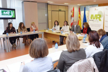 El consejero Carnero junto a las representantes de las asociaciones de mujeres rurales.