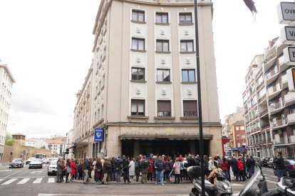 Concentración frente al Teatro Emperador. J. NOTARIO