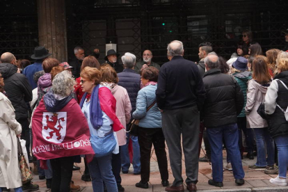 Concentración frente al Teatro Emperador. J. NOTARIO