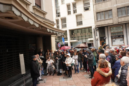 Concentración frente al Teatro Emperador. J. NOTARIO