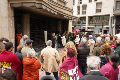 Concentración frente al Teatro Emperador. J. NOTARIO