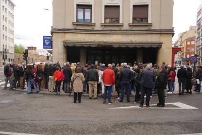 Concentración frente al Teatro Emperador. J. NOTARIO