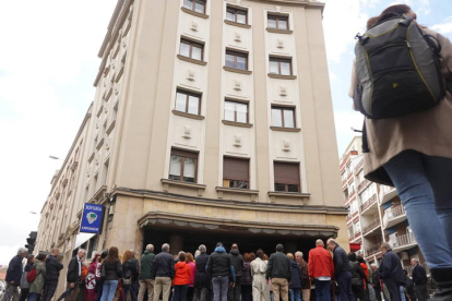 Concentración frente al Teatro Emperador. J. NOTARIO