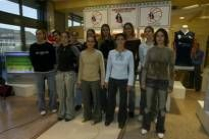 Componentes del equipo femenino de baloncesto Acis 2002 Mercaleón