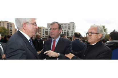 El rector de la ULE, José Ángel Hermida, el consejero Antonio Silván y el senador Juan Morano.