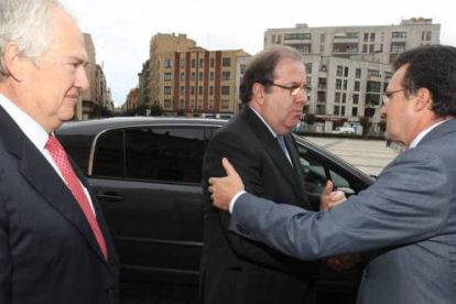 Guillermo García observa cómo se saludan Juan Vicente Herrera y José Luis Ulibarri.