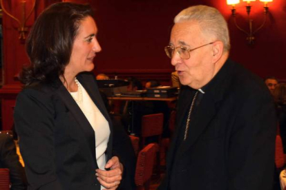 Josefa García Cirac conversa con Julián López.