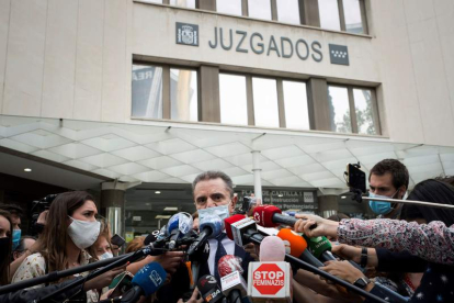 José Manuel Franco hace declaraciones a los periodistas tras personarse ante la jueza. LUCA PIERGOVANNI