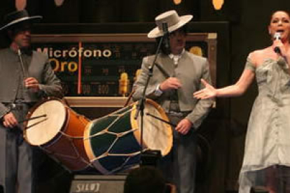 Isabel Pantoja cantando la salve rociera, que cerró la gala de los micrófonos 2010.