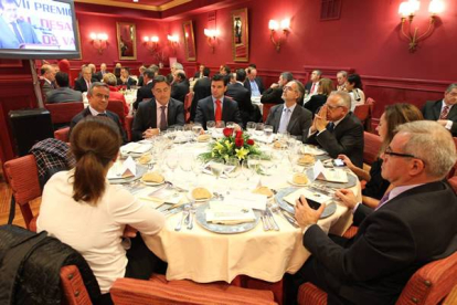 Hermelinda Rodríguez, diputada PSOE; Jesús Courel, jefe Cultura Junta; Marcos Martínez, vicepresidente Diputación; Raúl Rodríguez Carbajo, director TV Ponferrada; Francisco M. Carrión, jefe Comunicación Caja España Duero; Fernando Aller, presidente APL; Cristina Santos, directora Banco Herrero; Juan Elicio Fierro, concejal Ponferrada.