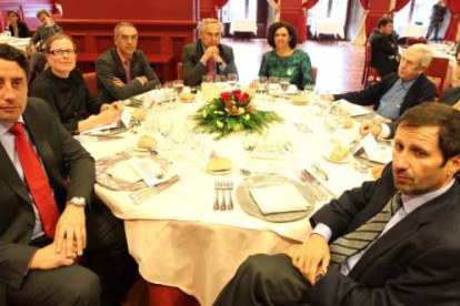 Carlos Cueto, gerente Club de Golf; Conchi Álvarez, directora RNE-León; Julián Ballesteros, director La Gaceta Regional de Salamanca; Tomás Álvarez, director prensa Inteco; Ana Gaitero, redactora Diario de León; Luis G. Zurdo, vitralista; Manuel García, alcalde de Villaquilambre y Manuel Vega, director Cope León.