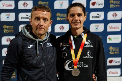Roberto Aláiz, con la medalla de plata al cuello, junto a su entrenador José Enrique Villacorta. SPORTMEDIA