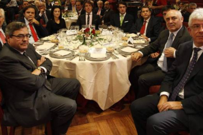 Javier Ajenjo (Caja España), Guillermo García  (Junta), Celestino Rodríguez (PSOE), Silvia Franco (senadora PP), Pablo Pérez Robla (Banco CEISS), Juan Carlos Suárez-Quiñones (subdelegado), Carlos López Riesco (alcalde Ponferrada), Alejandro Salgado (Junta), Rafa Blanco (subdirector Diario) y José Ángel Hermida (rector).