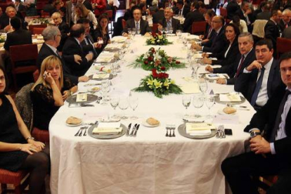 Adriana Ulibarri Fernández (consejera Diario de León), Isabel Carrasco (presidenta de la Diputación), Antolín de Cela (Hogar San Genadio de Ponferrada), Juan Vicente Herrrera (presidente de la Junta), José Luis Ulibarri Cormenzana (presidente Diario de León), Milagros Marcos (consejera de Familia), Miguel Manovel (consejero delegado Diario de León), Santiago Sarmiento (gerente Diario de León), Antonio Silván (consejero Fomento), Ramiro Ruiz Medrano (delegado del Gobierno), Josefa García Cirac (presidenta de las Cortes autonómicas), Emilio Gutiérrez (alcalde de León), Pablo R. Lago (director Diario de León) y Óscar López (portavoz del PSOE en las Cortes).