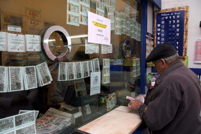 Un hombre compra un boleto de lotería. ICAL