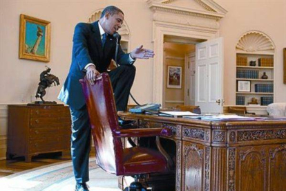 Obama habla por teléfono en el Despacho Oval de la Casa Blanca.