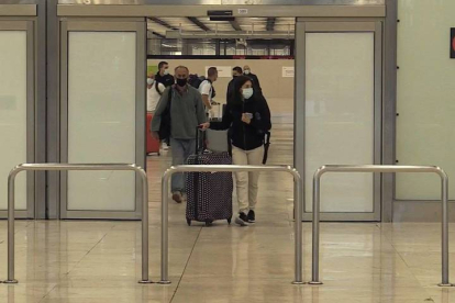 Imagen capturada de video de hoy domingo de la llegada al aeropuerto de Adolfo Suárez-Madrid Barajas . EFE TV